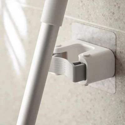 Ce Porte balai mural est robuste garantissant une longue durée de vie