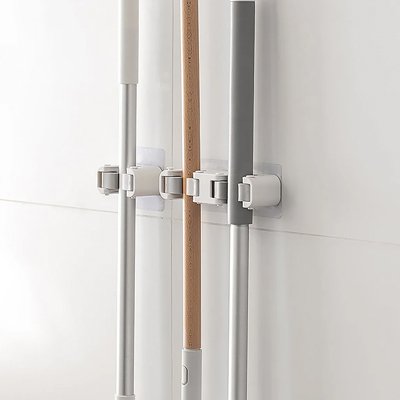 Un Porte balai mural se fixe rapidement au mur sans outils ni vis