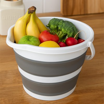 Avec mon Seau pliable je gagne plus d'espace dans mon placard