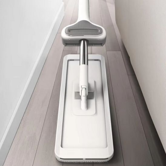 Avec sa tête pivotante cette Serpillere atteint des zones inaccessibles