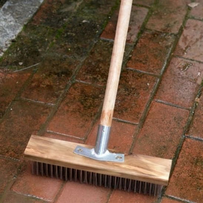 Ce balai brosse pénètre en profondeur pour déloger la saleté