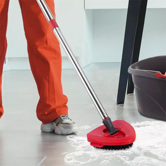 Cette Brosse pour balai est compatible avec un seau essoreur pour un nettoyage complet