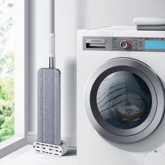 Cette Serpillere se fixe au mur d'une buanderie grâce au support inclus