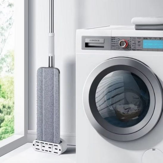 Cette Serpillere se fixe au mur d'une buanderie grâce au support inclus