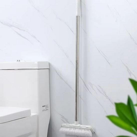 La base stable de mon balai brosse lui permet de rester debout