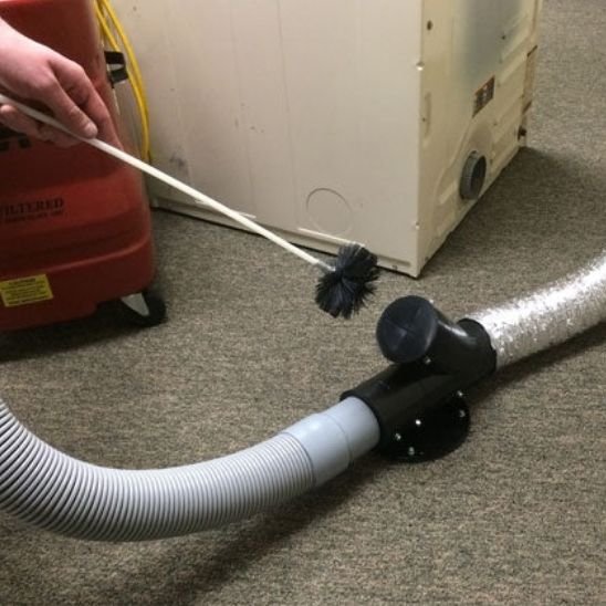 Le Balai brosse élimine la saleté grâce à ses poils synthétiques robustes