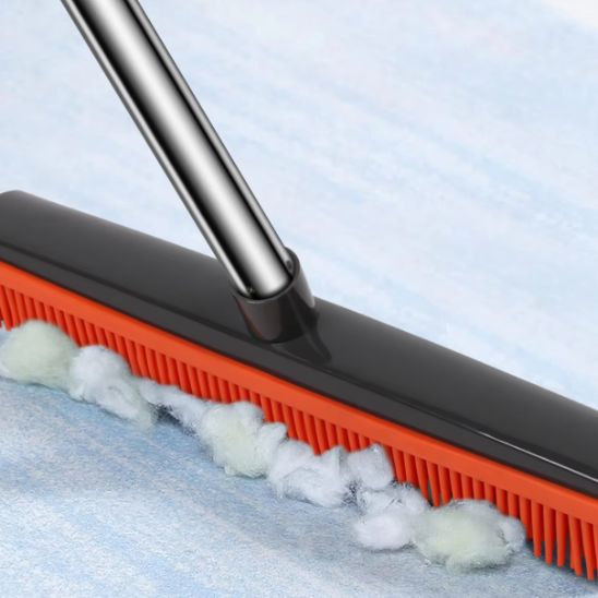Le balai en silicone attrape les poils d'animaux