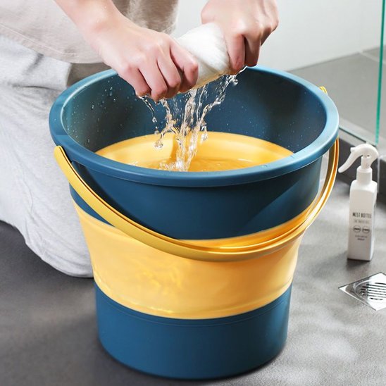 Mon Seau pliable nettoie les sols et surfaces diverses