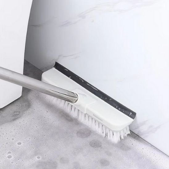 Mon balai brosse possède une tête qui se faufile partout sans effort