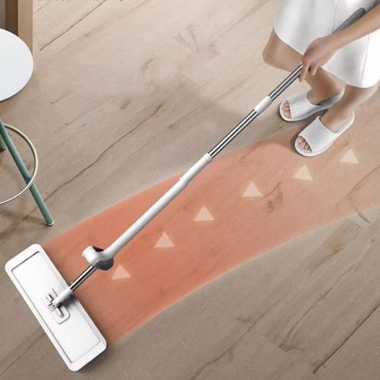 Notre Serpillere intègre une base autonettoyante qui essore et rince sans toucher l'eau sale