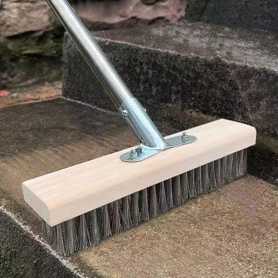 Notre balai brosse est parfait pour les marches et les rebords de piscine