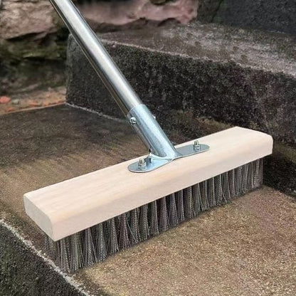 Notre balai brosse est parfait pour les marches et les rebords de piscine