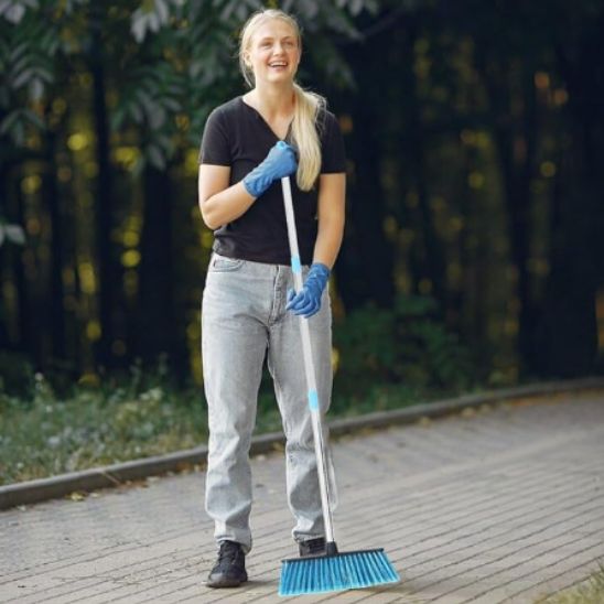 Un balai efficace pour la terrasse