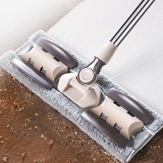 Ce balai serpillère absorbe l'eau et aspire instantanément.