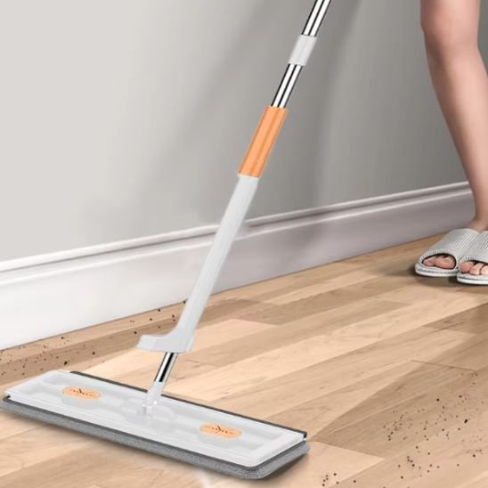 Ce balai serpillère nettoie soigneusement en un tour de main