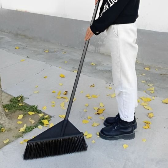 Ce balai ultra résistant nettoie nos espaces intérieurs et extérieur