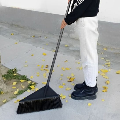 Ce balai ultra résistant nettoie nos espaces intérieurs et extérieur