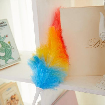  Ce Plumeau a une poignée en plastique rigide