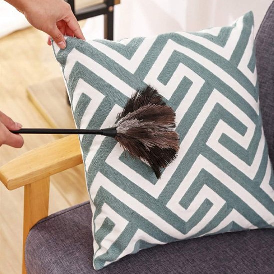 Ce Plumeau possède une poignée allongée en matériau léger