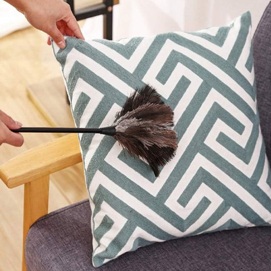 Ce Plumeau possède une poignée allongée en matériau léger