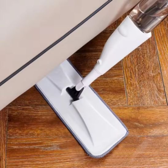 Ce balai serpillère est maniable pour nettoyer tous les recoins