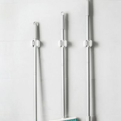 Ce Porte balai mural permet d'accrocher plusieurs accessoires