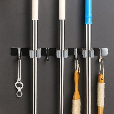 Ce porte balai mural possède plusieurs supports côte à côte