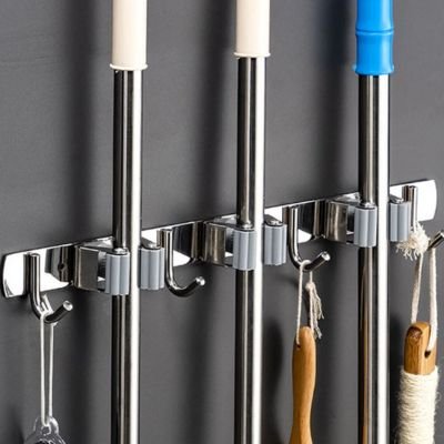 Ce Porte balai mural possède un système de pinces réglable