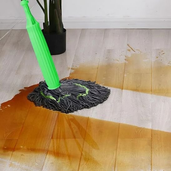 La structure du balai serpillère est robuste et légère