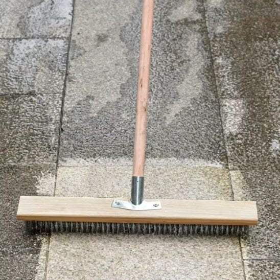 Le balai brosse est idéal pour les joints entre pavés difficiles d'accès