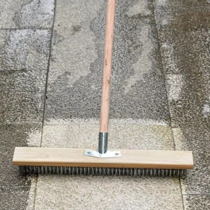 Le balai brosse est idéal pour les joints entre pavés difficiles d'accès