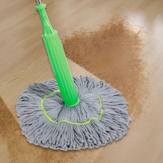 Le balai serpillère capture poussières saletés et liquide