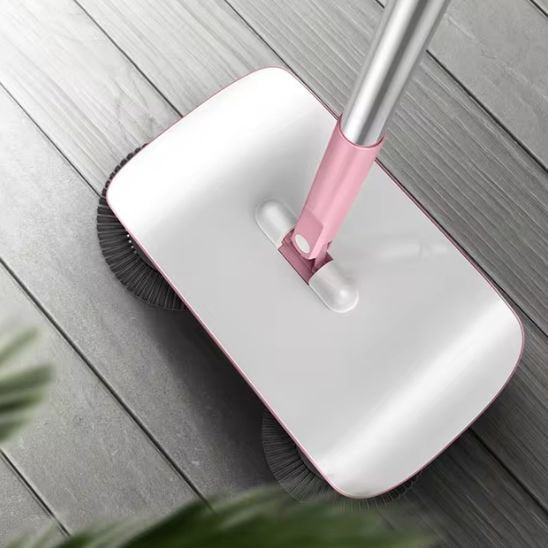  Le balai serpillère combine balayage et lavage en une seul action