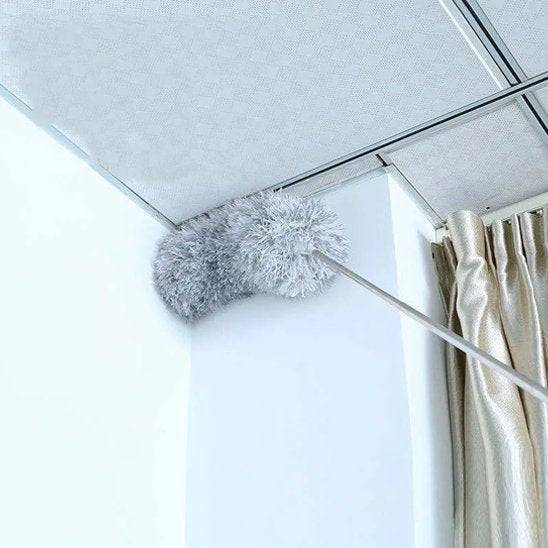 Le manche télescopique du Plumeau permet d'épousseter les zones en hauteur