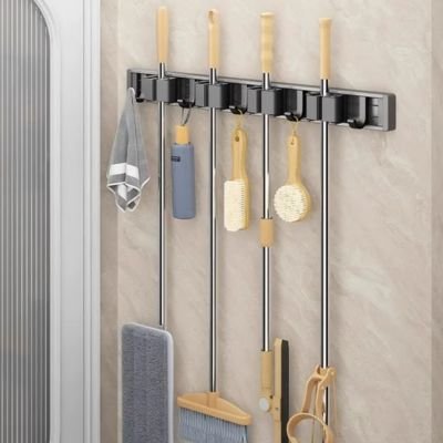 Le porte balai mural libère notre espace au sol