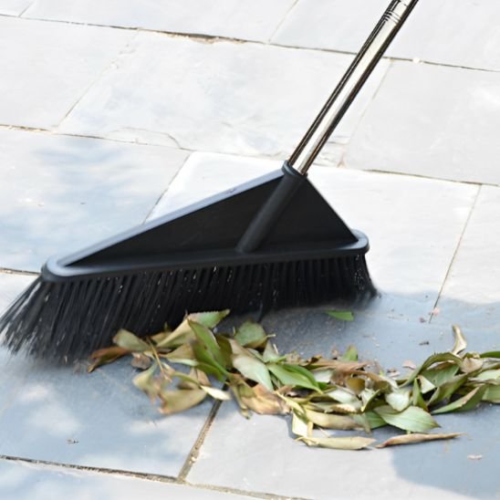 Le balai ultra résistant ramasse tout en un seul geste