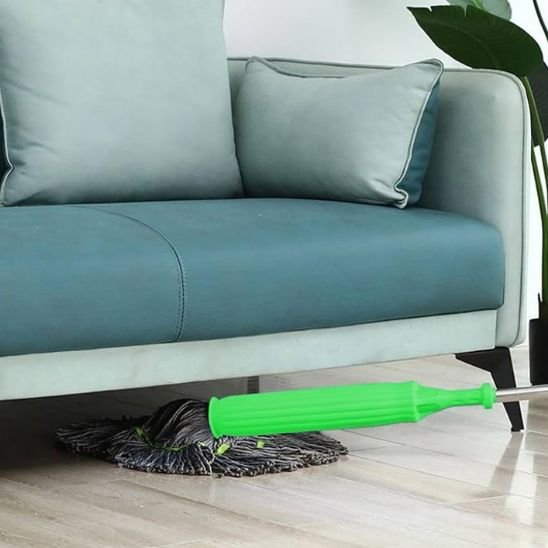 Mon balai serpillère nettoie facilement sous les meubles