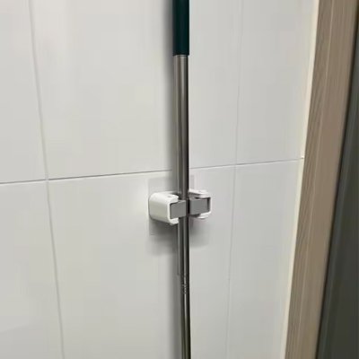 Mon Porte balai mural garde les ustensiles facilement accessibles