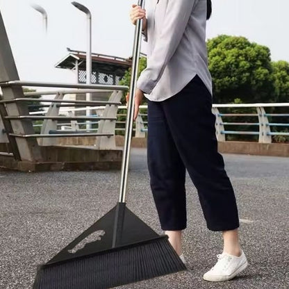 Notre balai ultra résistant capture efficacement poussière et débris