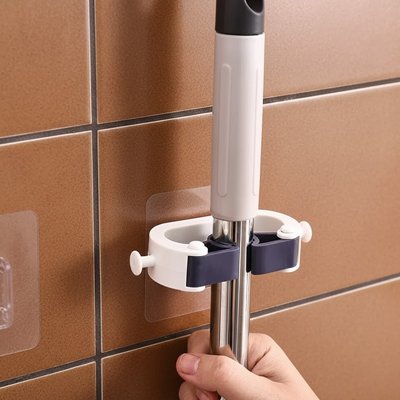 Notre Porte balai mural accueille plusieurs outils simultanément 