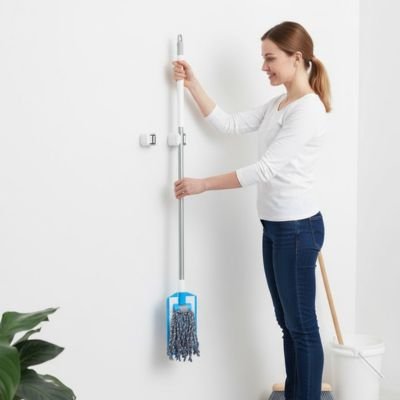 Notre Porte balai mural libère l'espace au sol et maintient les outils