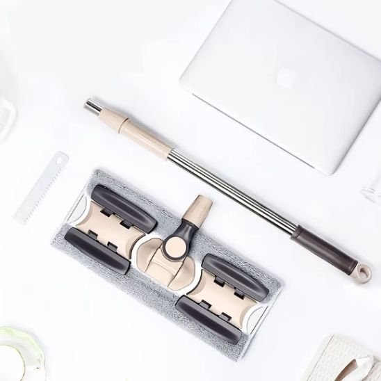 Un balai serpillère avec sa tige de 84 à 133 cm et son panneau de 40 x 14 cm